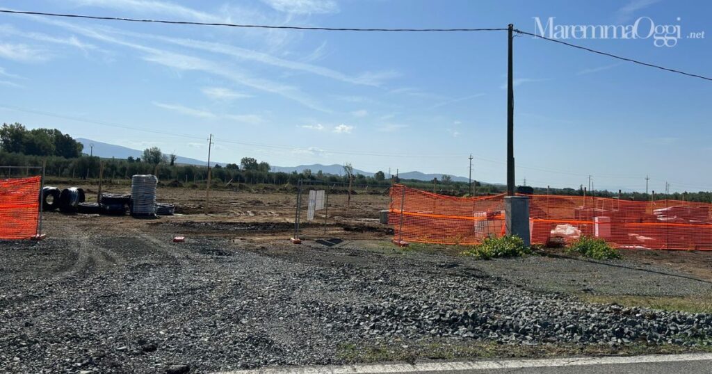 Un impianto di agrivoltaico in costruzione nel comune di Roccastrada