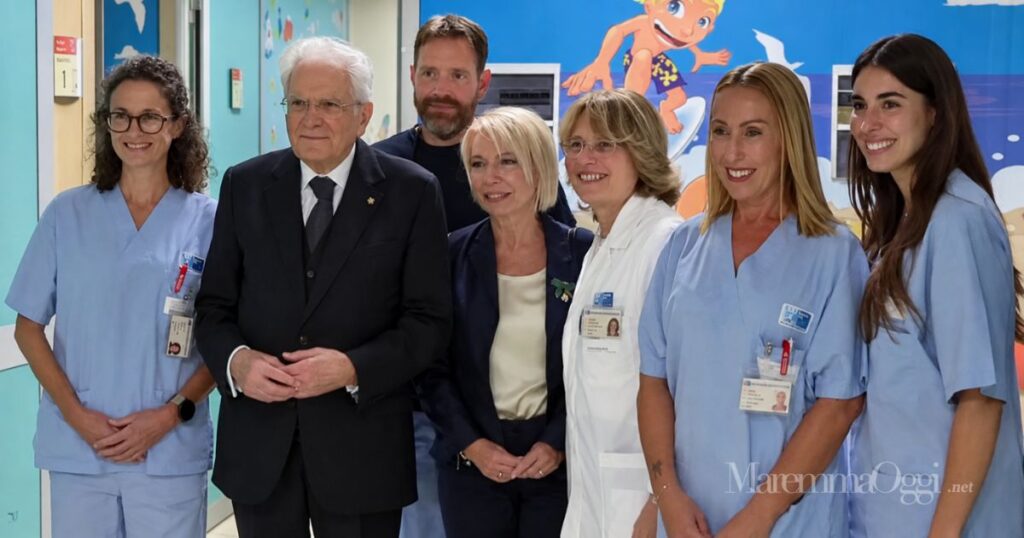Il presidente Sergio Mattarella con delle infermiere