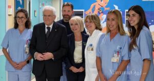 Il presidente Sergio Mattarella con delle infermiere