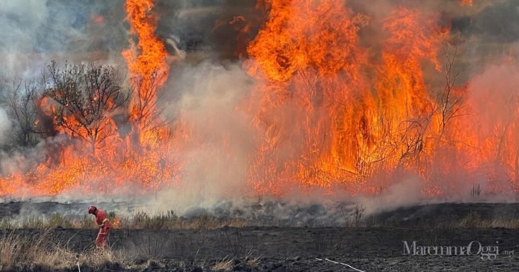 Un volontario della Vab su un incendio