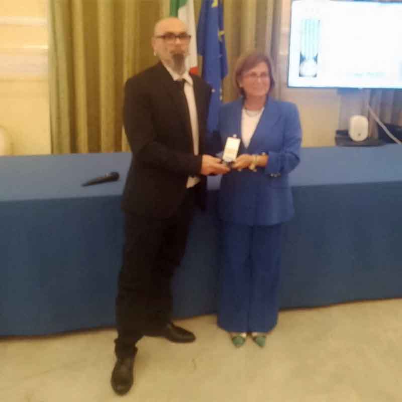 La medaglia per Walter Martinini, riceve il nipote Cristian