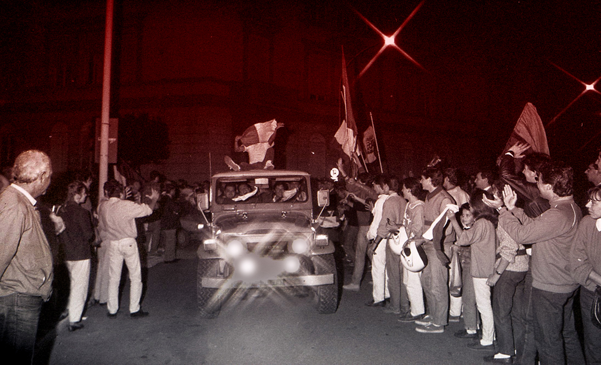 La festa in piazza della Vasca al ritorno della squadra da Rimini, il 19 ottobre del 1986 (foto MaremmaPress - Fiorenzo Linicchi)