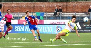 Serie D, il FolGav un tiro di Pescicani del FolGav nel pareggio per 1-1 a Seravezza