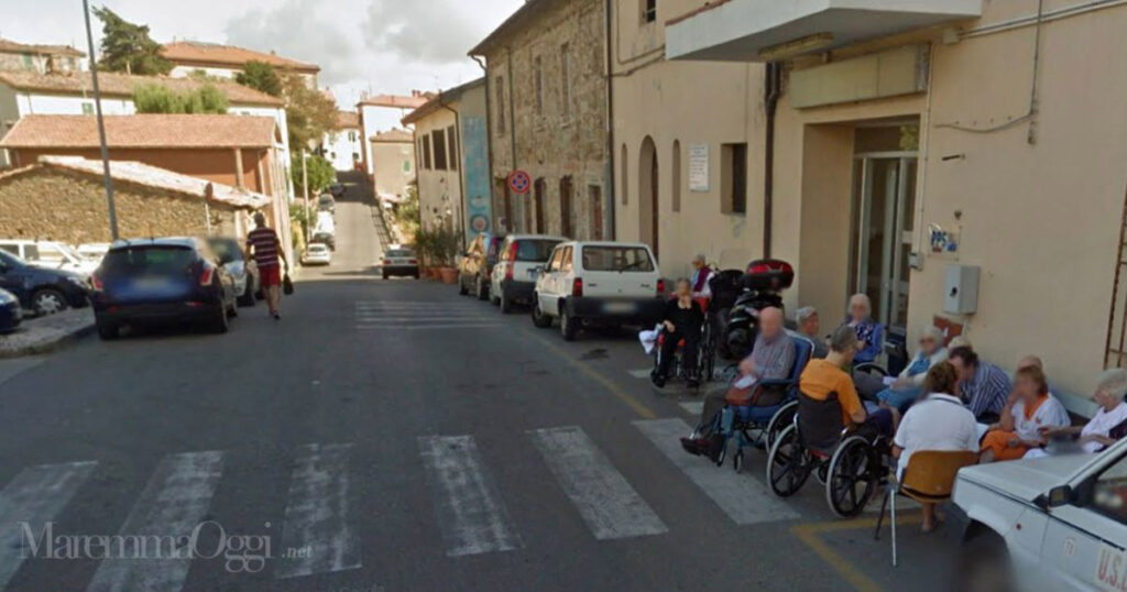 Anziani di fronte alla Rsa San Giovanni, a Scansano (foto d'archivio)