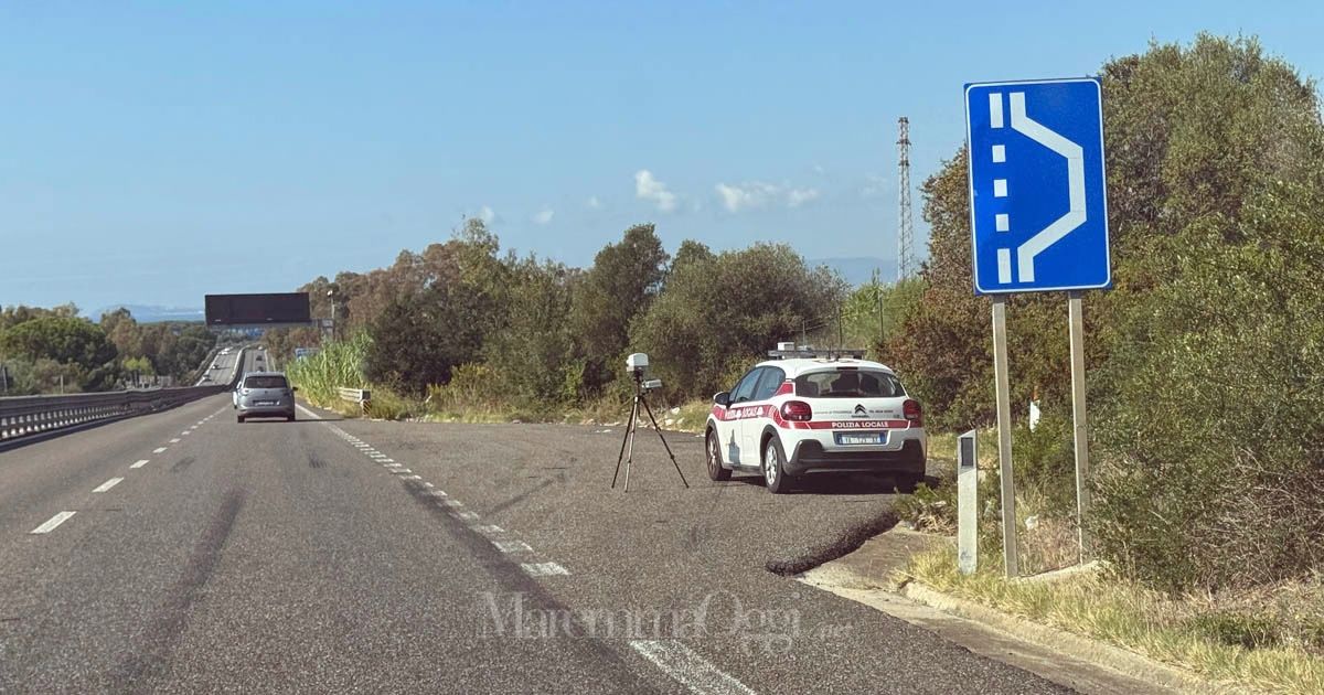L'autovelox della polizia locale di Follonica sull'Aurelia, fra Follonica Sud e Follonica Nord