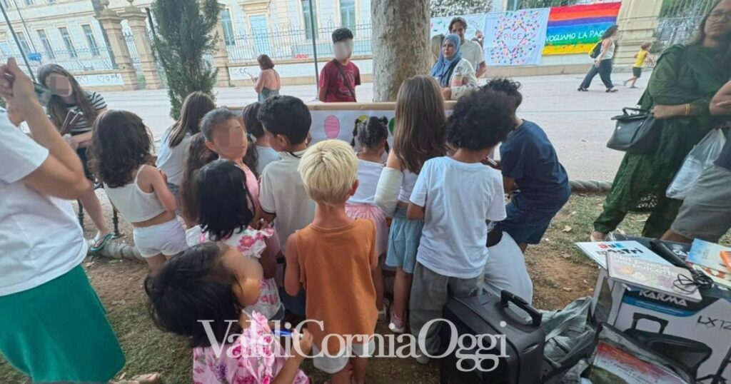 I bambini della sezione Limone durante l'esposizione dei loro cartelloni in piazza Dante lo scorso giugno