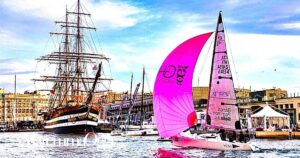 Este24 dello Yacht Club Santo Stefano con gennaker rosa davanti all’Amerigo Vespucci a Trieste