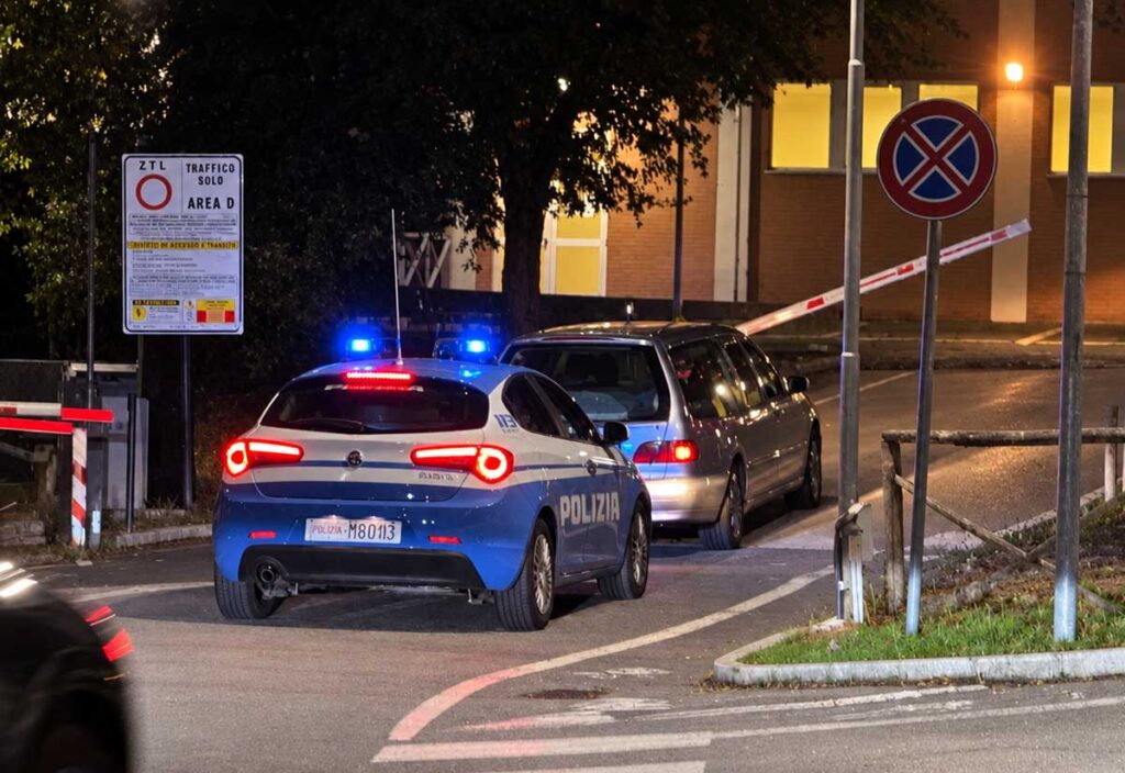 L'arrivo della salma all'obitorio, scortata dalla polizia