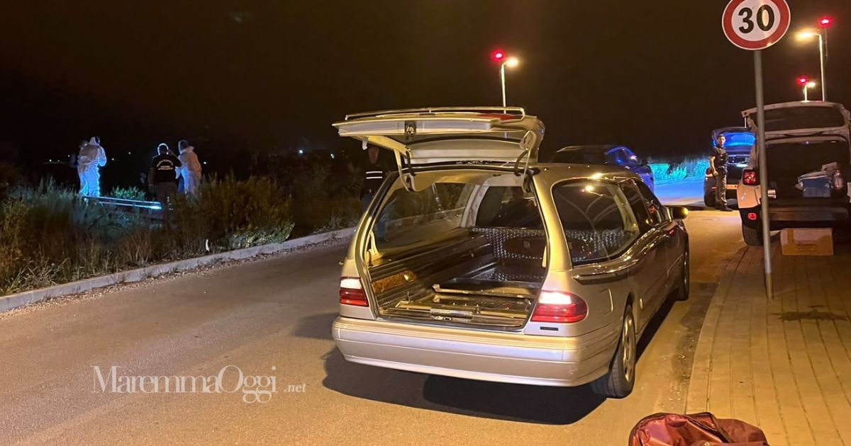 La scientifica e la polizia nel punto del ritrovamento del cadavere, accanto all'ospedale