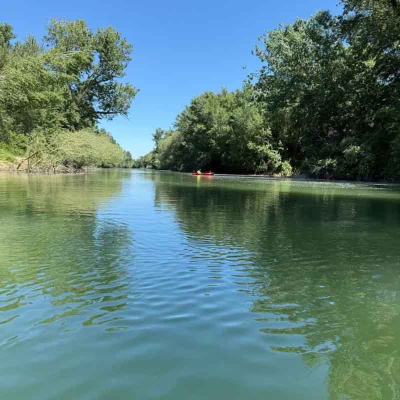 Una canoa solitaria sull'Ombrone