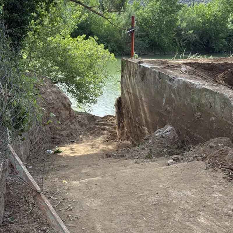 I lavori di pulizia della scala in tufo