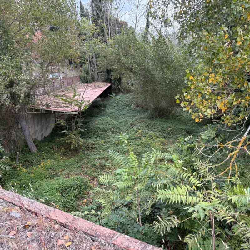 La zona della scala prima della pulizia