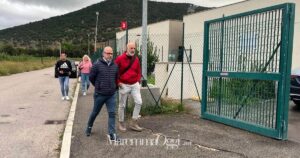 Dirigente e funzionari del Comune arrivano al centro sportivo di Roselle per la riconsegna