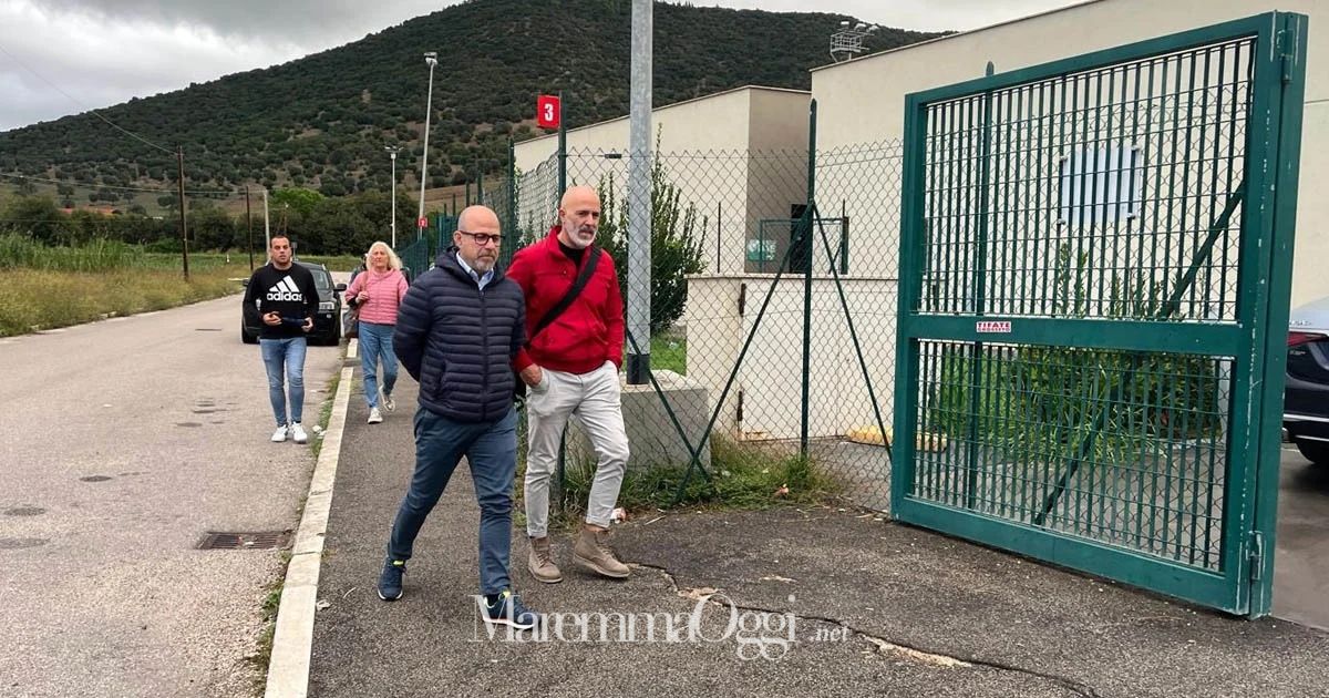 Dirigente e funzionari del Comune arrivano al centro sportivo di Roselle per la riconsegna