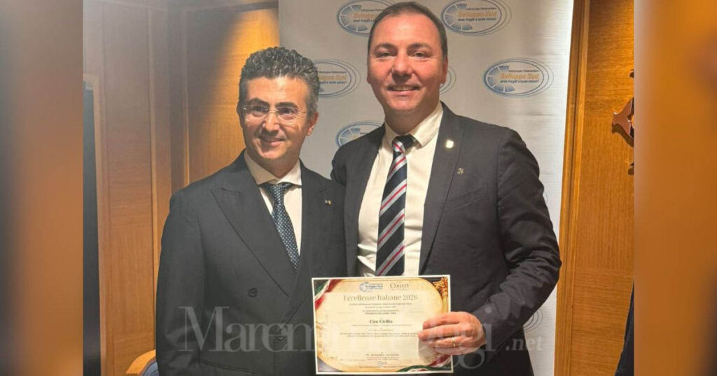 Ciro Cirillo premiato dall'onorevole Alessandro Caramiello