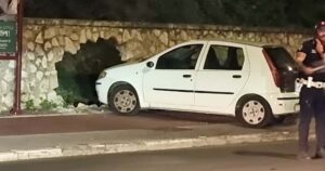 L'auto che ha avuto l'incidente e il grosso buco nel muro
