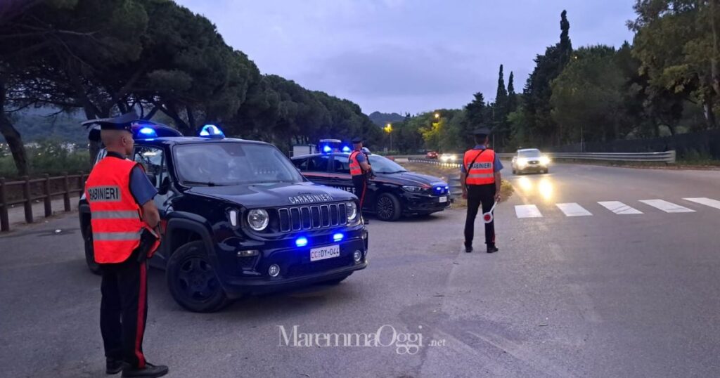 Un momento dei controlli dei carabinieri a Follonica