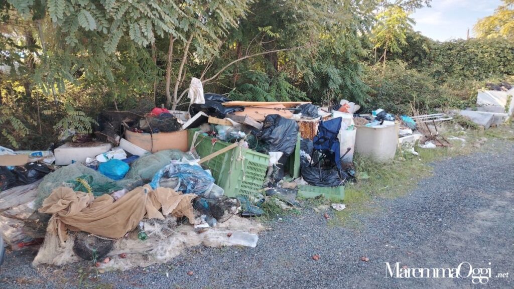 La discarica a Marina di Grosseto, accanto al porto