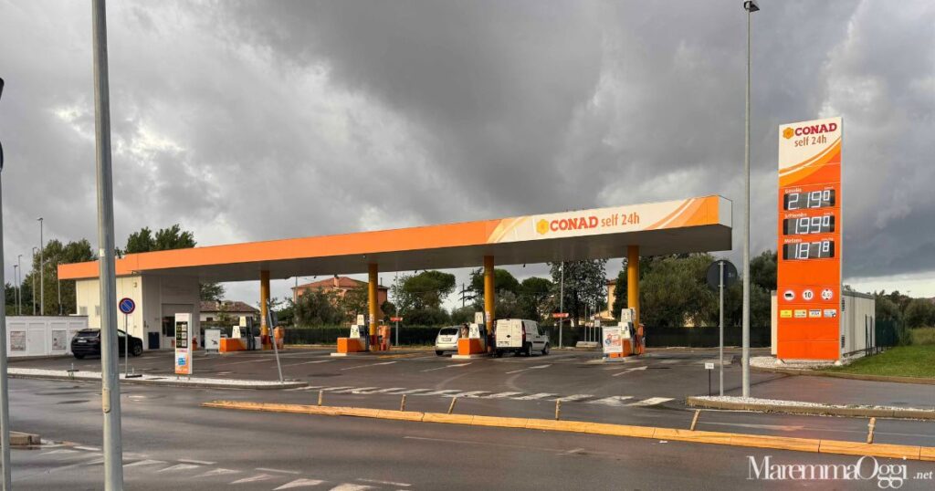 Il distributore Conad di via Scansanese, giovedì 8 ottobre 2026