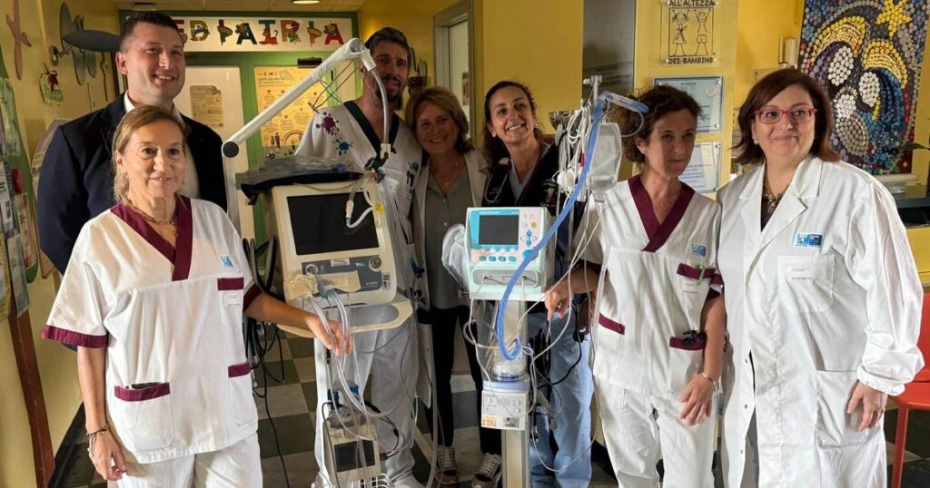 I nuovi macchinari e lo staff di Pediatria con Susanna Falorni, direttrice della Pediatria e Neonatologia del Misericordia, Silvana Pilia, direttrice dell'ospedale, e Alessio Degli Innocenti, socio Conad Nord Ovest di Grosseto