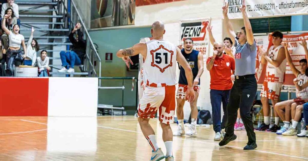 Davide Liberati festeggia dopo un tiro a 3