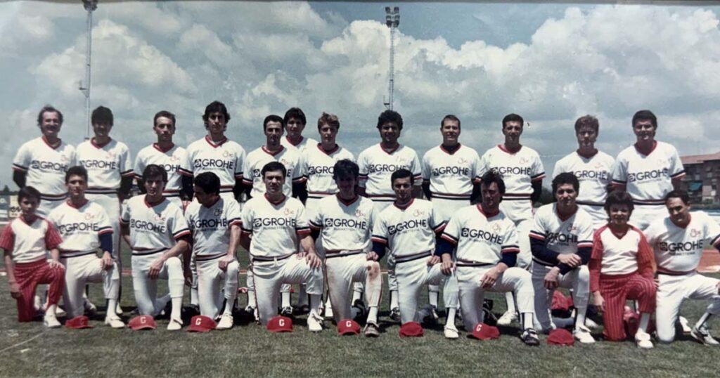 La Grohe Grosseto del 1986. In piedi, da sinistra: Luciani, Piccioli, Toniazzi, Gandolfi, Mazzieri, Stimac, Bianchi, Spadoni, Olsen, Cappuccini, Luongo, Cretis. Accosciati, da sinistra: Foschiani, Costa, Cortese, Massellucci, Borghino, Cipriani, Boscarol, Felici, Pivirotto
