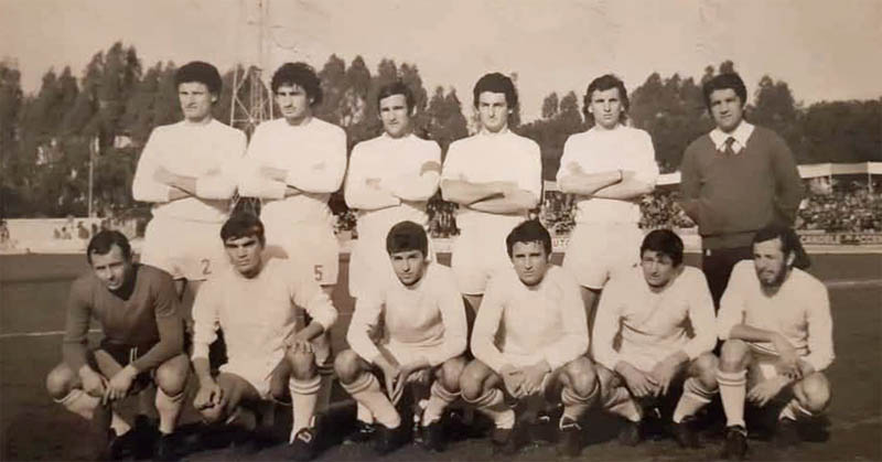 Grosseto 1976-77. In piedi da sinistra: Gian Luigi Gavino, Tullio Pezzopane, Vinicio Ciacci, Piero Brezzi, Carlo Borghi, l'allenatore Enzo Robotti. Accosciati da sinistra: Roberto Negrisolo, Fabio Ciavattini, Ottavio Mencio, Bruno Chinellato, Paolo Bergamo, Lorenzo Zauli.