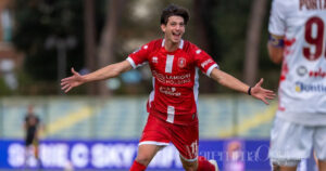 Pietro Fiorini festeggia dopo la rete dell'1-0 (foto Aldo Giuliani per MaremmaOggi)