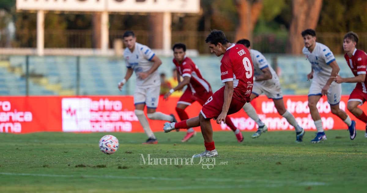 Il calcio di rigore sbagliato da Gori (foto Aldo Giuliani per MaremmaOggi)