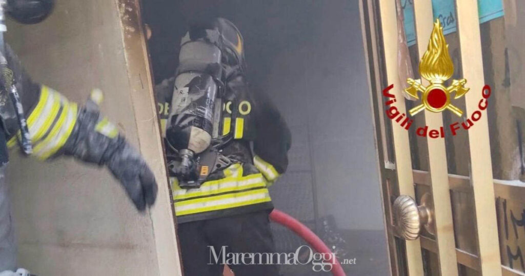 I vigili del fuoco in azione sull'incendio a Gerfalco