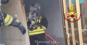 I vigili del fuoco in azione sull'incendio a Gerfalco
