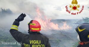 I vigili del fuoco mentre domano le fiamme