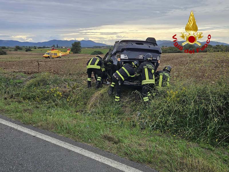 I vigili del fuoco intervengono sull'incidente