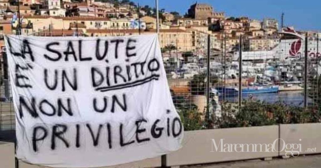 Uno striscione di protesta per la mancanza di medici all'Argentario