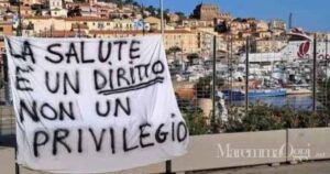 Uno striscione di protesta per la mancanza di medici all'Argentario