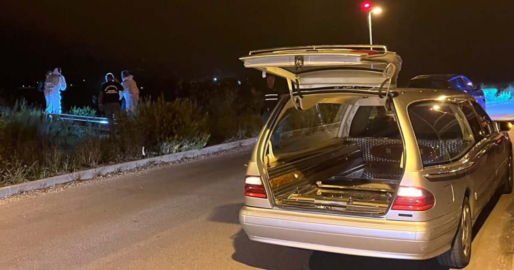 La polizia nel punto in cui la salma è stata trovata