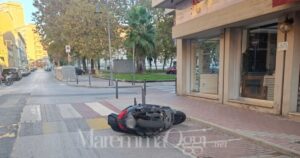 Il motorino gettato a terra in via Fucini, a Piombino