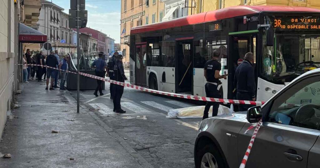 La salma dell'uomo accanto all'autobus