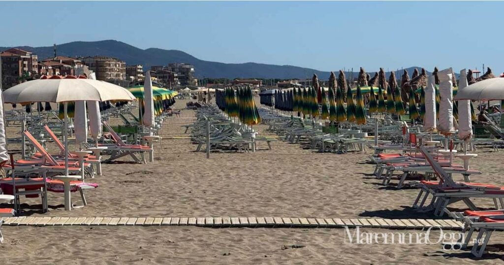 Ombrelloni in spiaggia a Marina di Grosseto in questi caldi giorni di autunno