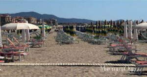 Ombrelloni in spiaggia a Marina di Grosseto in questi caldi giorni di autunno