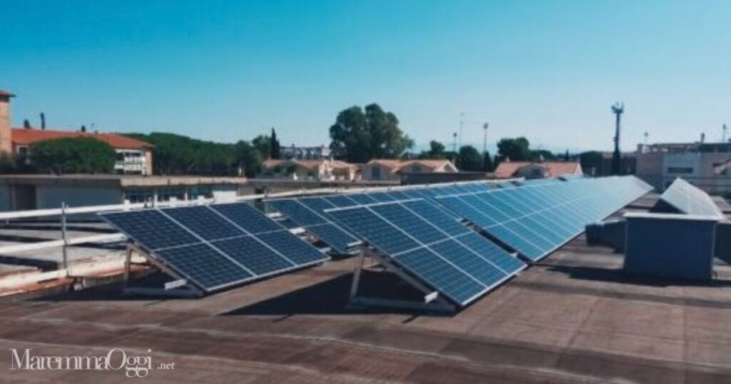 I pannelli fotovoltaici sul tetto dell'istituto Alberghiero