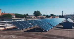 I pannelli fotovoltaici sul tetto dell'istituto Alberghiero