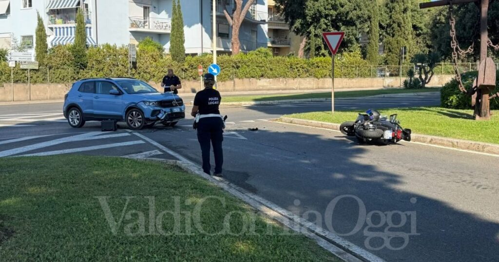 L'auto e lo scooter coinvolti nell'incidente all'incrocio per il porto