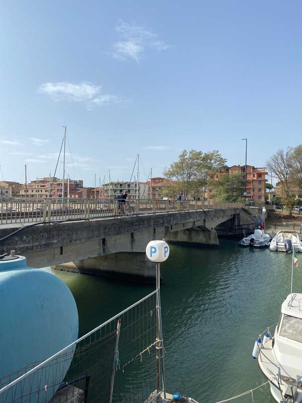 Il ponte visto dalla sponda del canale