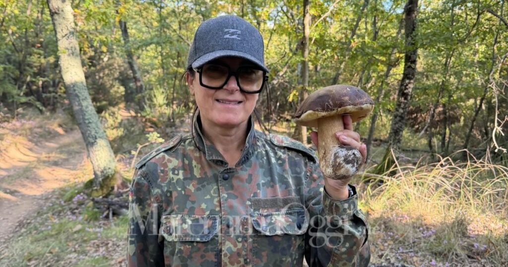 Mirela mostra il porcino chiaro da 575 grammi trovato nei boschi di Pereta, a Magliano in Toscana