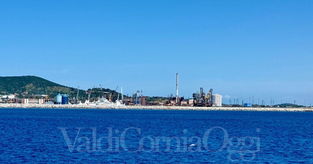 Il porto e l'area industriale di Piombino visti dal mare
