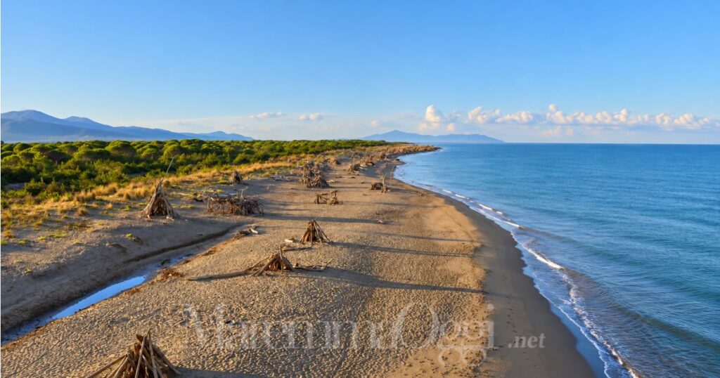 La meraviglia della spiaggia a sud di Principina a Mare in una giornata di sole di ottobre