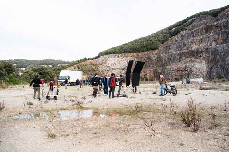 La troupe del cortometraggio Resti umani al lavoro nella cava di Gavorrano