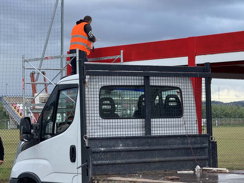 I lavori per la rimozione del gazebo