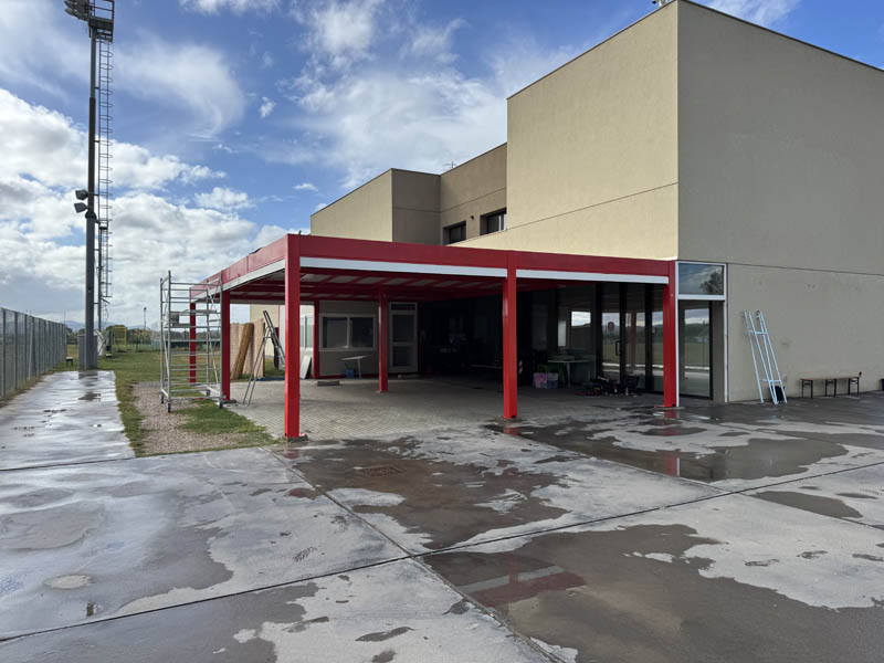 Il gazebo abusivo e, sullo sfondo, la cucina